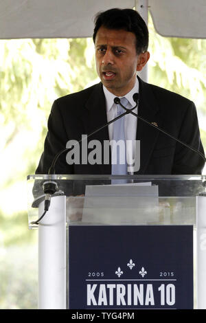 Gouverneur von Louisiana, Bobby Jindal spricht während einer Kranzniederlegung an der Gedenkstätte der Hurrikan Katrina in New Orleans, 29. August 2015, wo fast 100 unclaimed oder nicht identifizierte Opfer von Hurrikan Katrina beigesetzt sind. Foto von AJ Sisco/UPI Stockfoto