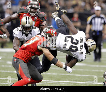 New Orleans Saints zurück laufen Nurettin Robinson (29) Nimmt 14-Yards im vierten Quartal gegen die Tampa Bay Buccaneers im Mercedes-Benz Superdome in New Orleans September 20, 2015. Die Verteidigung auf der Spiel ist Tampa Bay Buccaneers Defensive zurück Chris Conte (23). Foto von AJ Sisco/UPI Stockfoto