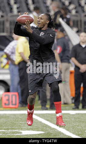 Atlanta Falcons wide receiver Roddy White erwärmt, bevor die Donnerstag Nacht Spiel mit der New Orleans Saints im Mercedes-Benz Superdome in New Orleans vom 15. Oktober 2015. Foto von AJ Sisco/UPI Stockfoto