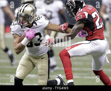 New Orleans Saints wide receiver Willie Snead (83) Nimmt ein Drew Brees Pass 24 Yards in den ersten Viertel gegen die Atlanta Falcons im Mercedes-Benz Superdome in New Orleans vom 15. Oktober 2015. Die Verteidigung auf der Spiel ist Atlanta Falcons cornerback Robert Alford (23). Foto von AJ Sisco/UPI Stockfoto
