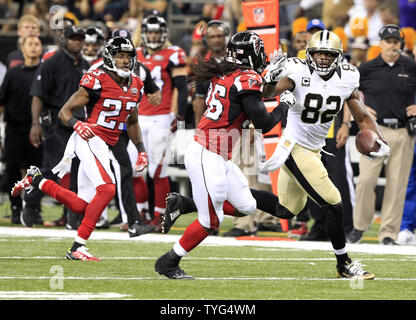 New Orleans Saints tight end Benjamin Watson (82) Nimmt ein Drew Brees Pass 28 Yards im zweiten Quartal im Mercedes-Benz Superdome in New Orleans vom 15. Oktober 2015. Die Verteidigung auf der Spiel ist Atlanta Falcons starke Sicherheit Kemal Ismael (36) und cornerback Robert Alford (23). Foto von AJ Sisco/UPI Stockfoto