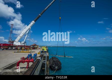 Mitglieder der Unterwasser Bau Team (UCT) 2 Bau Dive Loslösung Bravo (CDDB), eine beschädigte Pylon in Diego Garcia heben, Britisches Territorium im Indischen Ozean, Nov. 7, 2016. CDDB ist die Präzision unter Wasser Abriss und leichten Bergung Sprühbehinderungen von Diego Garcia ist tief Entwurf Wharf zu entfernen. CDDB ist auf der dritten Haltestelle Ihrer Bereitstellung, in dem Sie die Inspektion, Wartung und Reparatur der verschiedenen Unterwasser- und Waterfront Einrichtungen während unter Commander, Task Force (CTF) 75, die primäre Expeditionary task force verantwortlich für die Planung und Ausführung der Küstengebiete Stockfoto