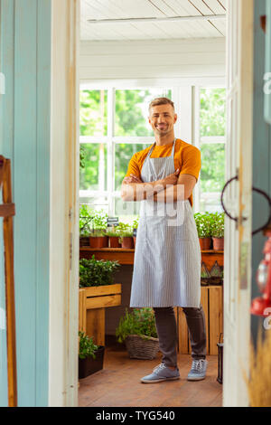 Flower Shop Verkäufer Lächeln zu seinen Kunden. Stockfoto