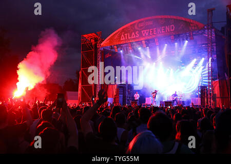 Kiew, Ukraine - 8. Juli 2018: Die Masse der Fans British alternative post hardcore Rock Band Shikari live Performance im Atlas Wochenende Musi eingeben Stockfoto