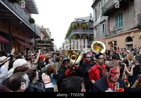 Arcade Fire und der Preservation Hall Jazz Band märz hinunter Royal Street, wie sie bei einer traditionellen Jazz Begräbnis für Rock Legende David Bowie im Französischen Viertel in New Orleans, Louisiana am 16. Januar 2016 spielen. Tausende von Fans überfüllt, die Straßen teil, wie in der zweiten Zeile der Parade für Bowie, der letzte Woche im Alter von 69 Jahren gestorben. Foto von Pat Benic/UPI Stockfoto
