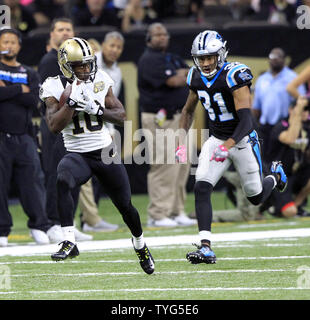 New Orleans Saints wide receiver Brandin Köche (10) Nimmt ein Drew Brees Pass für 87 Yards und einen Touchdown im ersten Quartal im Mercedes-Benz Superdome in New Orleans vom 16. Oktober 2016. Die Verteidigung auf den Spielen, ist Carolina Panthers cornerback Zack Sanchez (31.) Foto von AJ Sisco/UPI Stockfoto