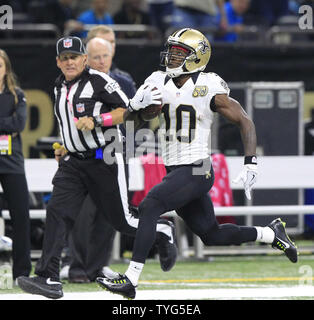 New Orleans Saints wide receiver Brandin Köche (10) Nimmt ein Drew Brees Pass für 87 Yards und einen Touchdown im ersten Quartal im Mercedes-Benz Superdome in New Orleans vom 16. Oktober 2016. Die Verteidigung auf den Spielen, ist Carolina Panthers cornerback Zack Sanchez (31.) Foto von AJ Sisco/UPI Stockfoto