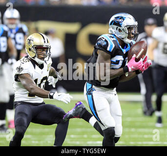 Carolina Panthers Defensive zurück Teddy Williams (21) fängt eine Drew Brees Pass für den New Orleans Saints wide receiver Brandin Köche (10) und liefert es für 19 Yards im Mercedes-Benz Superdome in New Orleans vom 16. Oktober 2016. Foto von AJ Sisco/UPI Stockfoto