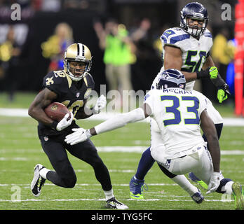 New Orleans Saints wide receiver Brandin Köche (10) Nimmt ein Drew Brees Pass 20 Yards gegen die Seattle Seahawks spät im vierten Quartal im Mercedes-Benz Superdome in New Orleans vom 30. Oktober 2016. Foto von AJ Sisco/UPI Stockfoto