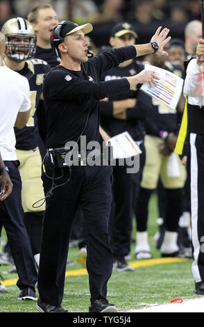 New Orleans Saints defensive Coordinator Dennis Allen Signalen zu seinen Spielern während der Aktion gegen die Los Angeles Rams im Mercedes-Benz Superdome in New Orleans vom 27. November 2016. Foto von AJ Sisco/UPI Stockfoto