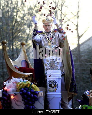 Schauspieler Jim Caviezel, am besten bekannt für seine Darstellung von Jesus Christus im Jahr 2004 Blockbuster "Die Passion Christi", Herrscht als Bacchus XLIX, Sonntag, 26 Februar, 2017. Die Krewe von Bacchus rollt auf der traditionellen Mardi Gras Uptown Route seit 1969. Foto von AJ Sisco/UPI Stockfoto