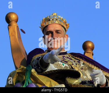 Schauspieler Jim Caviezel, der für seine Darstellung von Jesus Christus in der 2004 bekannten "Die Passion Christi", Herrscht als Bacchus XLIX, Sonntag, 26 Februar, 2017. Die Krewe von Bacchus rollt auf der traditionellen Uptown New Orleans Mardi Gras Route seit 1969. Foto von AJ Sisco/UPI Stockfoto