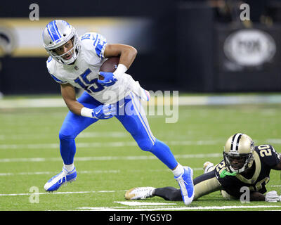 Detroit Lions wide receiver Golden Tate (15) schüttelt New Orleans Saints Cornerback Ken Crawley (20) für ein 19 Yard Gewinn im zweiten Quartal im Mercedes-Benz Superdome in New Orleans vom 15. Oktober 2017. Foto von AJ Sisco/UPI Stockfoto