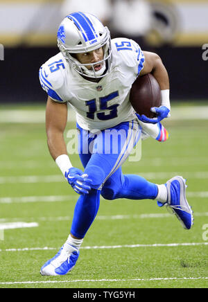 Detroit Lions wide receiver Golden Tate (15) Nimmt ein Matthew Stafford Pass für einen 19 Yard Gewinn im zweiten Quartal im Mercedes-Benz Superdome in New Orleans vom 15. Oktober 2017. Foto von AJ Sisco/UPI Stockfoto