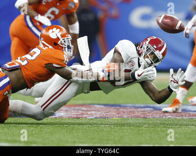 Clemson Tiger Defensive zurück K' von Wallace (12) klopft die Kugel weg von Alabama Crimson Tide wide receiver Cam Sims (17) im ersten Quartal von der Allstate Sugar Bowl im Mercedes-Benz Superdome am 1. Januar 2018 in New Orleans. Foto von AJ Sisco/UPI Stockfoto