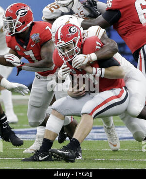 Georgia Bulldogs Quarterback Jake Fromm (11) ist sacked durch Texas Longhorns linebacker Anthony Wheeler (45) während der 85. jährlichen Allstate Sugar Bowl im Mercedes-Benz Superdome in New Orleans zum 1. Januar 2019. Foto von AJ Sisco/UPI. Stockfoto