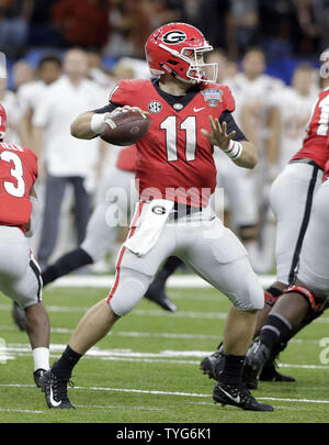 Georgia Bulldogs Quarterback Jake Fromm (11) wirft gegen die Texas Longhorns während des 85. jährlichen Allstate Sugar Bowl im Mercedes-Benz Superdome in New Orleans zum 1. Januar 2019. Foto von AJ Sisco/UPI. Stockfoto