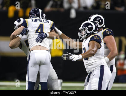 Los Angeles Rams Mannschaftskameraden feiern mit Kicker Greg Zuerlein (4), nachdem er den gewinnenden Feld Ziel gegen New Orleans Saints in überstunden des NFC Championship am Mercedes-Benz Superdone in New Orleans am 20. Januar 2019 trat. Die Rams besiegt die Heiligen 26-23 auf den Super Bowl zu bewegen. Foto von Mark Wallheiser/UPI Stockfoto