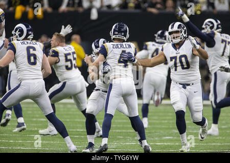 Los Angeles Rams Mannschaftskameraden feiern mit Kicker Greg Zuerlein (4), nachdem er den gewinnenden Feld Ziel gegen New Orleans Saints in überstunden des NFC Championship am Mercedes-Benz Superdone in New Orleans am 20. Januar 2019 trat. Die Rams besiegt die Heiligen 26-23 in den überstunden zum Super Bowl Llll zu bewegen. Foto von Mark Wallheiser/UPI Stockfoto