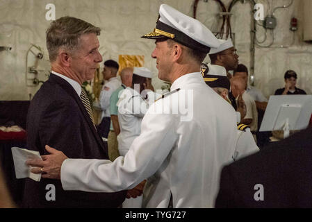 Leiter der Marineoperationen Admiral John Richardson, USN, rechts, spricht ein Gast vor der Gerald R. Ford (CVN 78) Inbetriebnahme Zeremonie am Norfolk Naval Base, Virginia am 22. Juli 2017. Der Flugzeugträger ist, nachdem Präsident Ford, die an Bord der USS Monterey im Pazifik während des Zweiten Weltkrieges diente genannt, und war der erste Präsident an Bord von einem Flugzeugträger zu dienen. Foto von Ken Cedeño/UPI Stockfoto