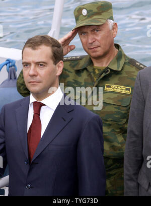 Der russische Präsident Dmitri Medwedew (L) von General Nikolai Makarow, Chef des russischen Generalstabs begleitet, verlässt die Rakete Kreuzer Moskva in Noworossijsk am Schwarzen Meer am 14. Juli 2009. (UPI Foto/Anatoli Zhdanov) Stockfoto