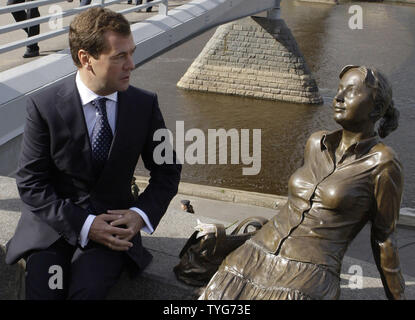 Der russische Präsident Dmitri Medwedew sitzt in der Nähe der Statue "weibliche Touristen "in Weliki Nowgorod während seiner ein Arbeitstag Besuch der Stadt und der Umgebung am 18. September 2009. UPI/Anatoli Zhdanov Stockfoto