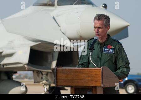 Vereinigtes Königreich Air Chief Marshal Sir Stephen Hillier, Royal Air Force chief Luft Personal, spricht während einer Media Event für unbesiegbar Schild, eine Interoperabilität Exchange am Osan Flughafen, der Republik Korea, November 8, 2016. Die RAF, USA und ROK-Luftstreitkräfte nahmen an unbesiegbar Schild, der das erste Mal die RAF-Flugzeuge, die auf der koreanischen Halbinsel seit dem Koreakrieg aufgefangen hat. Stockfoto