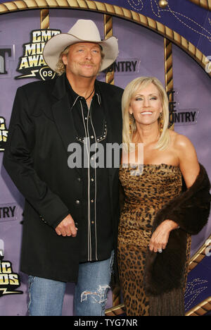 Alan Jackson (L) und seine Frau Denise kommen für die 2008 CMT-Awards an die Kandare Event Center an der Belmont University in Nashville, Tennessee am 14. April 2008. (UPI Foto/Frederick Breedon) Stockfoto