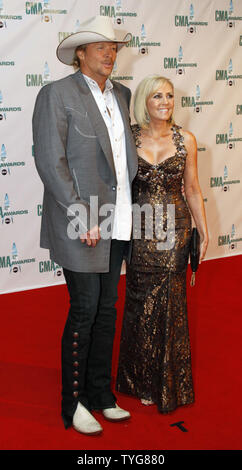 Alan Jackson (L) und Frau Denise ankommen auf dem roten Teppich die 42. jährlichen Country Music Association (CMA) in Nashville, Tennessee am 12. November 2008 Auszeichnungen. (UPI Foto/Frederick Breedon IV) Stockfoto