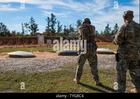 Master Sgt. Robert Mango, mit der 9 Mission Support Command und der US-Armee finden Bekämpfung Treffsicherheit Programm, engagiert sich Ziele am zweiten Tag der US-Armee den Befehl Waffen Treffsicherheit Wettbewerb Nov. 8, 2016, Fort Bragg, N.C. Die 4-tägige Wettbewerb FORSCOM verfügt über Scharfschützen aus der US-Army, US-Army Reserve und der Nationalgarde in Veranstaltungen für die M9 Pistole, die M4A1 Rifle und das M249 SAW oder Squad automatischen Waffe, für die Soldaten, die darüber hinaus Experte Sportschützen erkennen. Die mehrstufige Ereignisse Herausforderung Fähigkeit der Wettbewerber zu genau und schnell t Engage Stockfoto