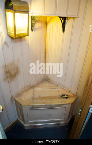 Wc an Bord der SS Great Britain, Brunel dampfbetriebenen Schiff im Trockendock, heute ein Museum Sehenswürdigkeit in Bristol. UK. Toiletten auf solchen Schiffen waren die Häupter. (109) Stockfoto