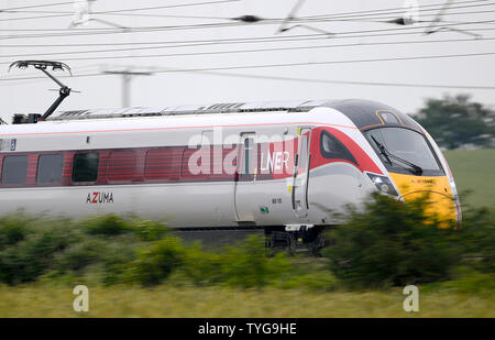 Ein London North Eastern Railway (LNER) Azuma Zug führt durch Sand in Cambridgeshire. Stockfoto