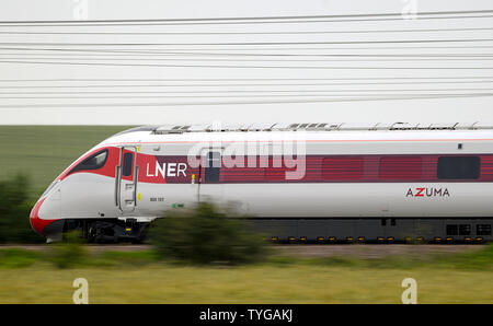 Ein London North Eastern Railway (LNER) Azuma Zug führt durch Sand in Cambridgeshire. Stockfoto