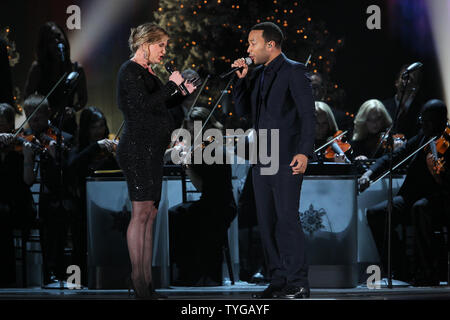 John Legend und Jennifer Nettles führt auf dem CMA Country Christmas Show in Nashville am November 3.2012 UPI/Terry Wyatt Stockfoto