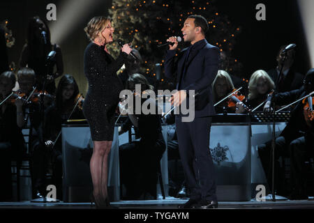 John Legend und Jennifer Nettles führt auf dem CMA Country Christmas Show in Nashville am November 3.2012 UPI/Terry Wyatt Stockfoto