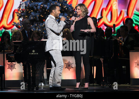 John Legend und Jennifer Nettles führt auf dem CMA Country Christmas Show in Nashville am November 3.2012 UPI/Terry Wyatt Stockfoto