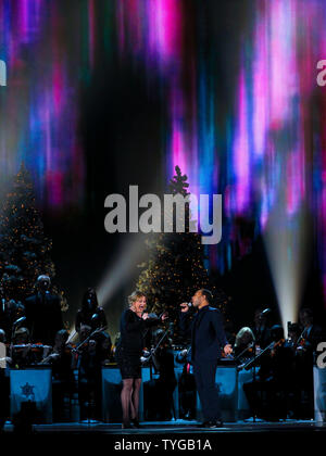 John Legend und Jennifer Nettles führt auf dem CMA Country Christmas Show in Nashville am November 3.2012 UPI/Terry Wyatt Stockfoto