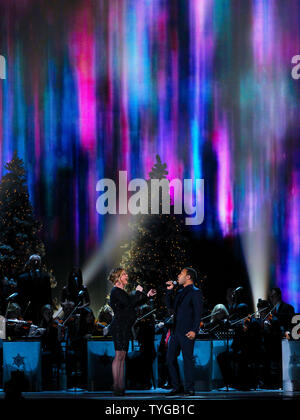 John Legend und Jennifer Nettles führt auf dem CMA Country Christmas Show in Nashville am November 3.2012 UPI/Terry Wyatt Stockfoto