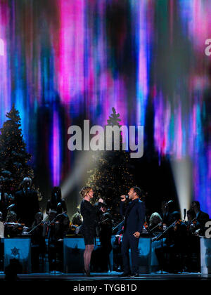 John Legend und Jennifer Nettles führt auf dem CMA Country Christmas Show in Nashville am November 3.2012 UPI/Terry Wyatt Stockfoto