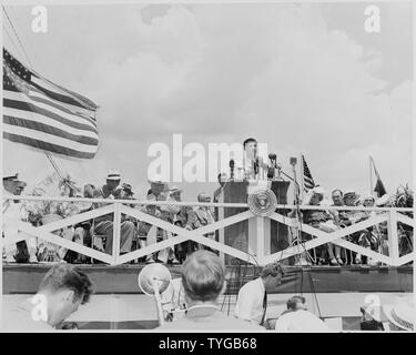 Präsident Harry S. Truman, Präsident Romulo Gallegos von Venezuela, und andere Würdenträger auf der Überprüfung der Plattform in Bolivar, Missouri. Ein unbekannter Mann auf dem Podium sprechen. Präsident Truman eine Statue von Simon Bolivar in Bolivar gewidmet. Stockfoto