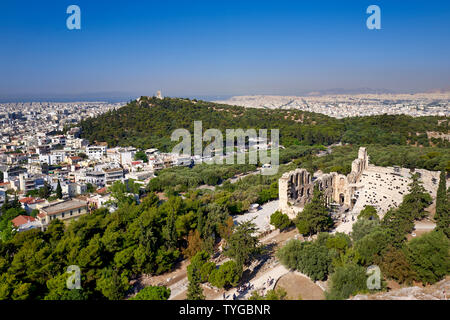 Athen Griechenland. Von der Akropolis Blick über die Stadt und das Odeon des Herodes Atticus Theater (Herodeon) Stockfoto