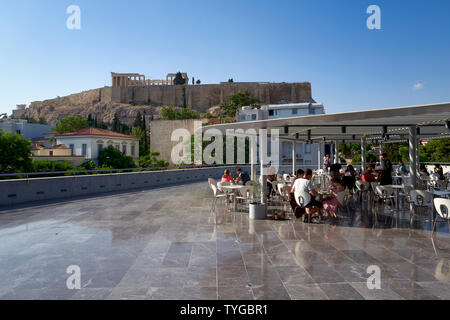 Athen Griechenland. Blick auf die Akropolis und den Parthenon über eine Terrasse, eine Bar im Acropolis Museum Stockfoto