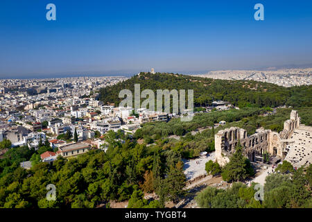 Athen Griechenland. Von der Akropolis Blick über die Stadt und das Odeon des Herodes Atticus Theater (Herodeon) Stockfoto