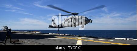 Atlantik (Nov. 8, 2016) - einem MH-60 Seahawk, angeschlossen an Hubschrauber Meer Combat Squadron 28 (HSC-28), zieht aus der Flight Deck der Amphibisches Schiff USS Iwo Jima (LHD7). Iwo Jima ist Dampf in Richtung NEW YORK zur Unterstützung der Veteran's Day feiern. Stockfoto