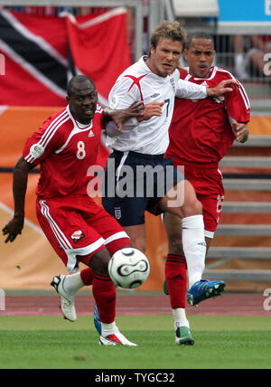 Trinidads Cyd Gray (8) und Densill Theobald (18) Versuchen Sie Englands David Beckham ab Erreichen der Kugel während der Fußball-WM Aktion in Nürnberg am 15. Juni 2006 zu verhindern. England besiegt Trinidad und Tobago 2-0. (UPI Foto/Arthur Thill) Stockfoto