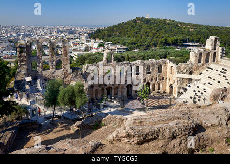 Athen Griechenland. Von der Akropolis Blick über die Stadt und das Odeon des Herodes Atticus Theater (Herodeon) Stockfoto