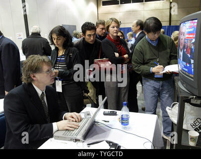 Reporter bei der Einreichung in die Polk County Civic Center versammeln sich um einen Fernseher hören für Ergebnisse in der Iowa Caucuses in Des Moines, Iowa am 19. Januar 2003. (UPI Foto/Rechnung Greenblatt) Stockfoto