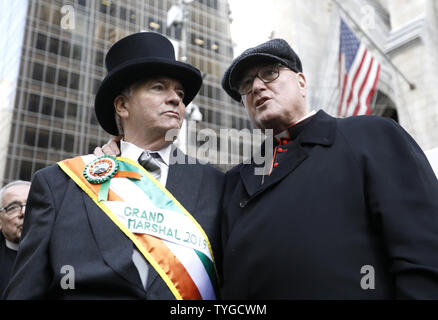 Kardinal Timothy Dolan, Erzbischof von New York (R) spricht mit Parade großartiger Marschall Dr. Brian John OÕDwyer auf der Fifth Avenue an der St. Patrick's Day Parade in New York City am 16. März 2019. Die New York City St. Patrick's Parade ist die älteste und größte St. Patrick's Day Parade in der Welt. Die erste Parade wurde am 17. März 1762 statt. Foto von Peter Foley/UPI Stockfoto