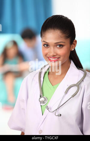 Porträt von einer Ärztin lächelnd Stockfoto