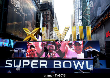 Ein Arbeiter fegt eine Bühne im Times Square am NFL Super Bowl Boulevard Lüfter Erfahrung, die 13 Blocks vom Broadway in Downtown Manhattan, New York am Mittwoch, 30. Januar 2014. Super Bowl XLVIII Fans aus der Denver Broncos und Seattle Seahawks füllen die Straßen, wie sie für das Spiel am Sonntag lesen, 2. Februar 2014. UPI/Pat Benic Stockfoto